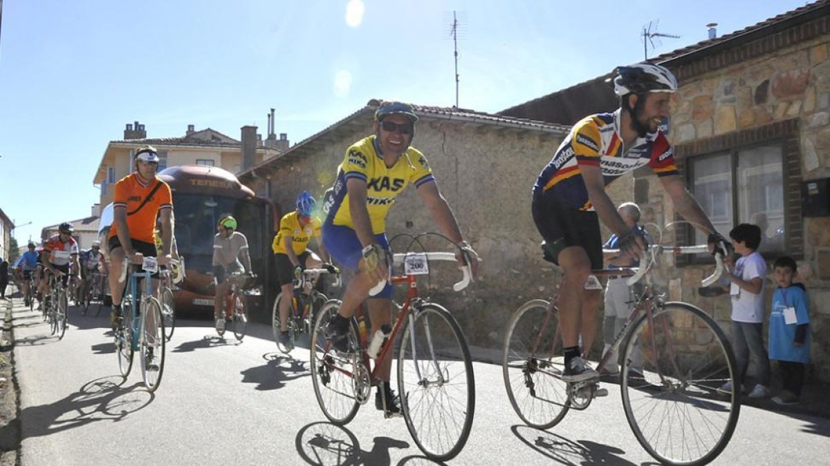 Grupo de ciclistas durante una de las ediciones de La Histórica.-DIEGO MAYOR