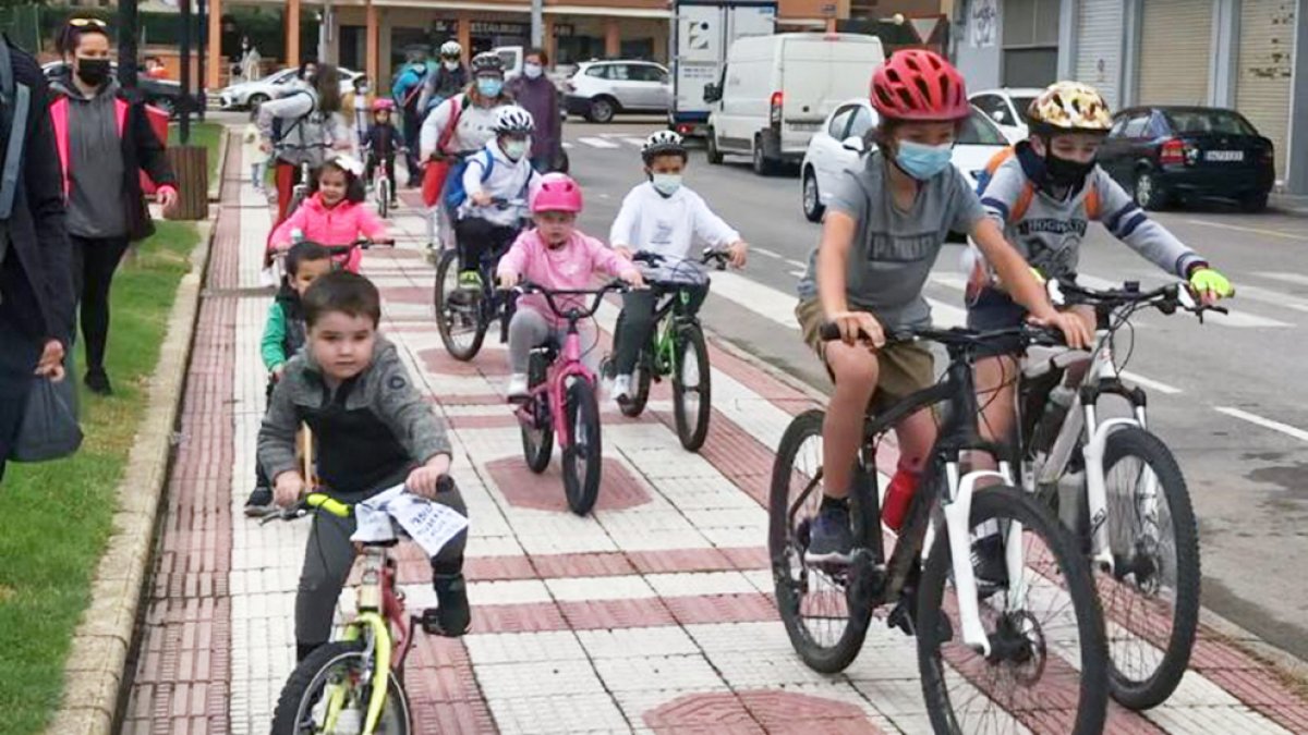 Los niños acuden al cole en sus bicis. MARIO TEJEDOR