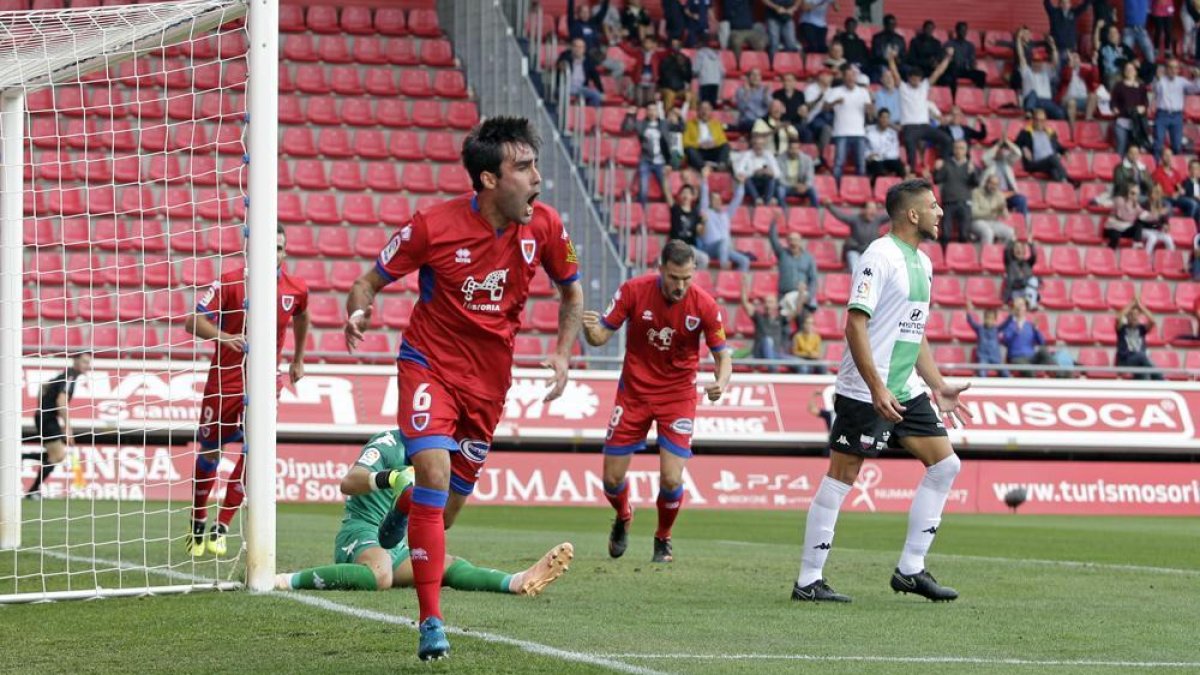 Escassi celebra el gol de la victoria, ayer, ante el Extremadura.-MARIO TEJEDOR