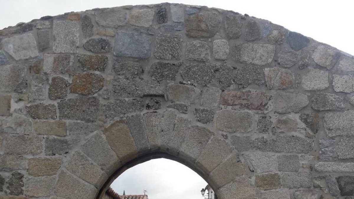 Arco de entrada a la villa situada al suroeste de la capital abulense y que en sus orígenes se denominó ‘bonna villa’.-- ANTONIO GARCÍA
