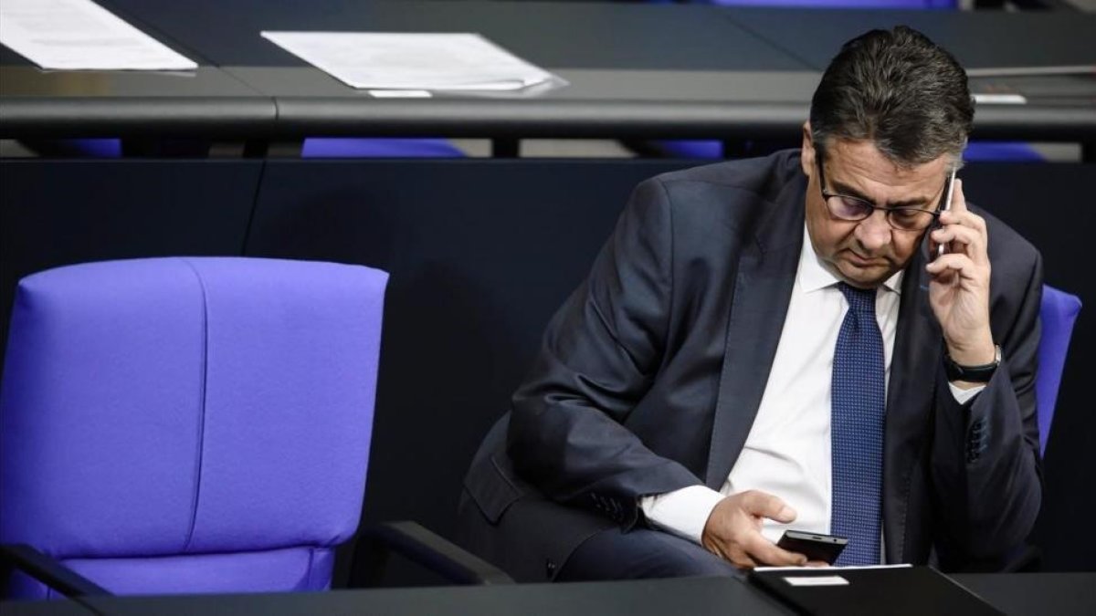 El ministro de Exteriores aleman, Sigmar Gabriel, atiende el telefono durante una sesion del Bundestag en Berlin.-/ EFE / CLEMENS BILAN