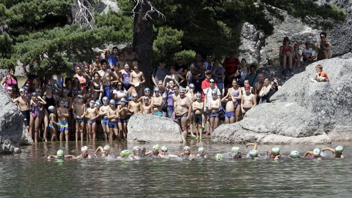 Más de 300 nadadores participaron en la 63 edición de la Travesía a la Laguna Negra, una prueba que ayer tuvo color soriano con la victoria del Sergio Martín Salcedo.-Luis Ángel Tejedor