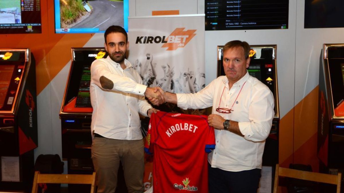 El director de marketing de Kirolbet, Beñardo Elorz, y el vicepresidente del Numancia, Eduardo Rubio, durante la firma del convenio.-ÁLVARO MARTÍNEZ