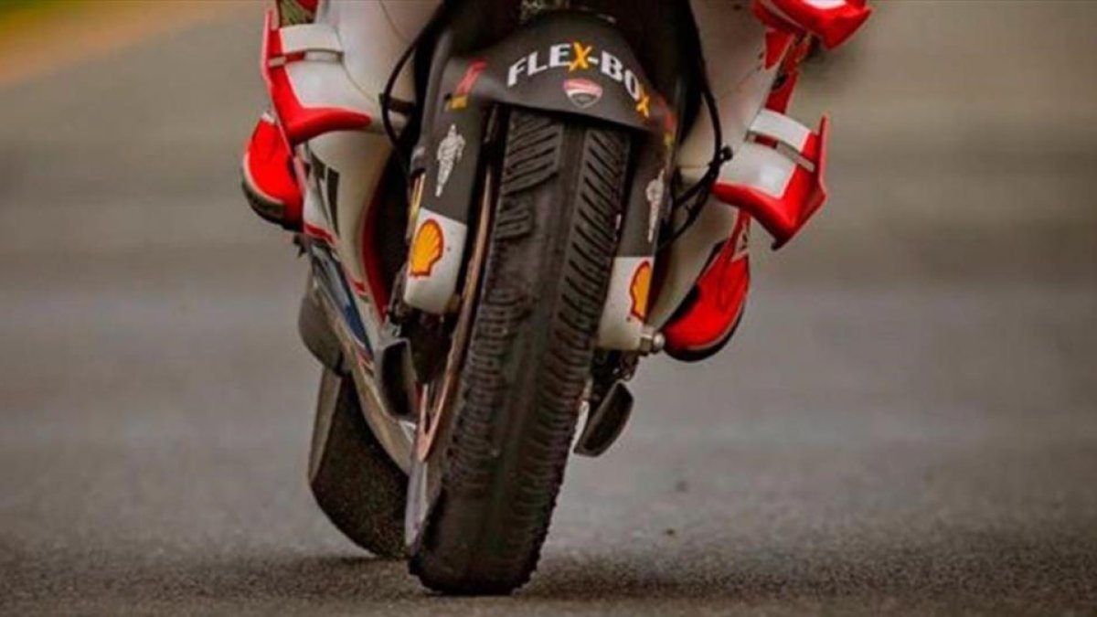Andrea Iannone acabó así, con su rueda delantera a trozos, en Brno.-GP-PHOTO.DE