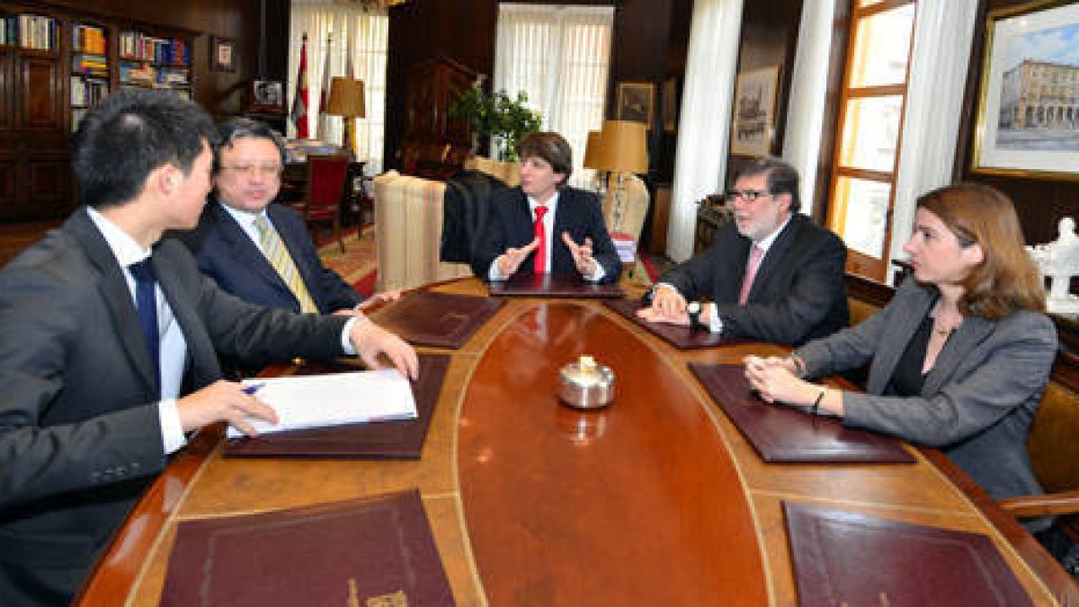 El embajador chino, junto al alcade, Carlos Martínez y Santiago Aparicio. / A. MARTÍNEZ-
