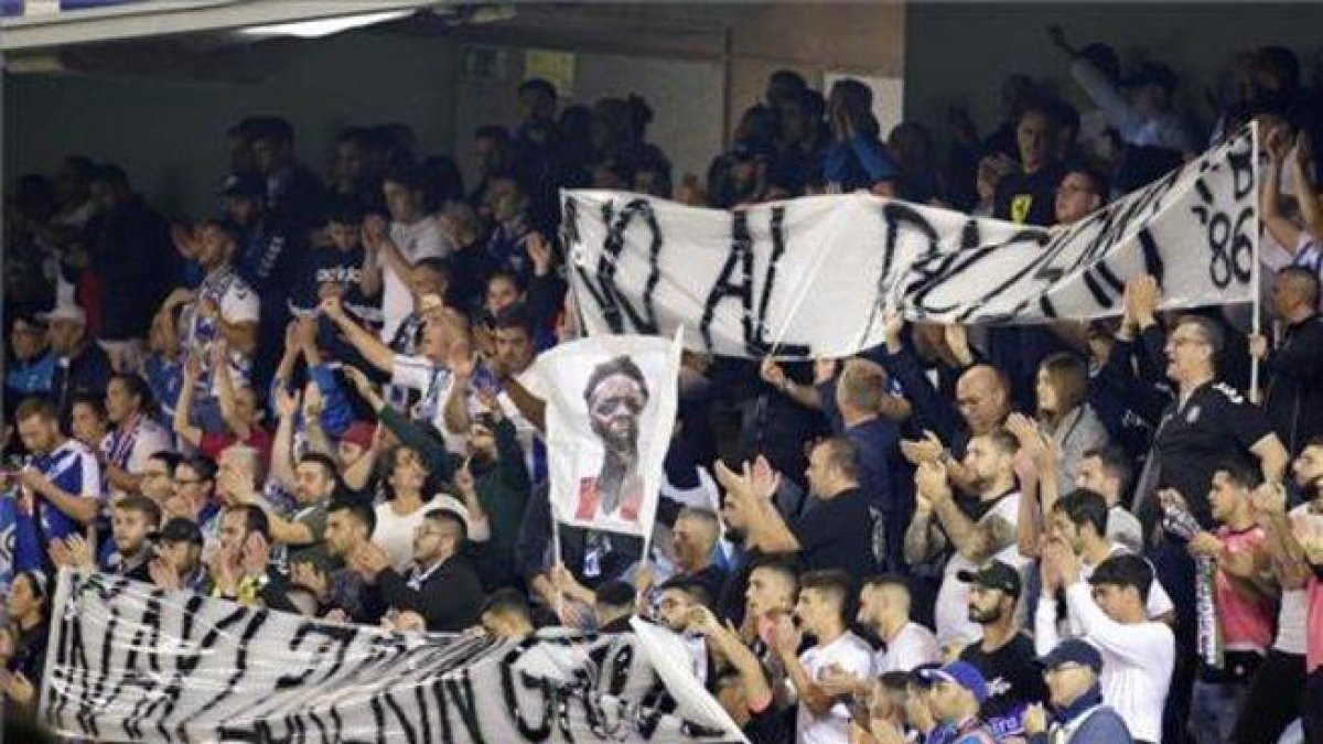 Pancartas mostradas en la grada del Heliodoro Rodríguez a favor de Iñaki Williams.-RAMON DE LA ROCHA/ EFE