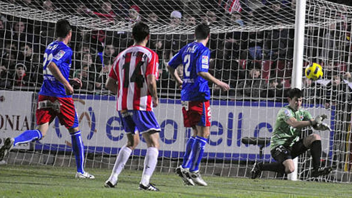 Imagen del encuentro del Numancia el viernes en Girona. / Área 11-