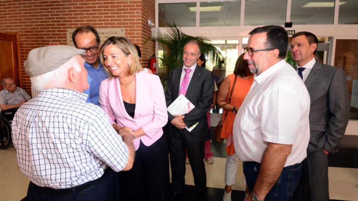García saluda a un usuario en el acceso principal a la residencia Los Royales.-ÁLVARO MARTÍNEZ