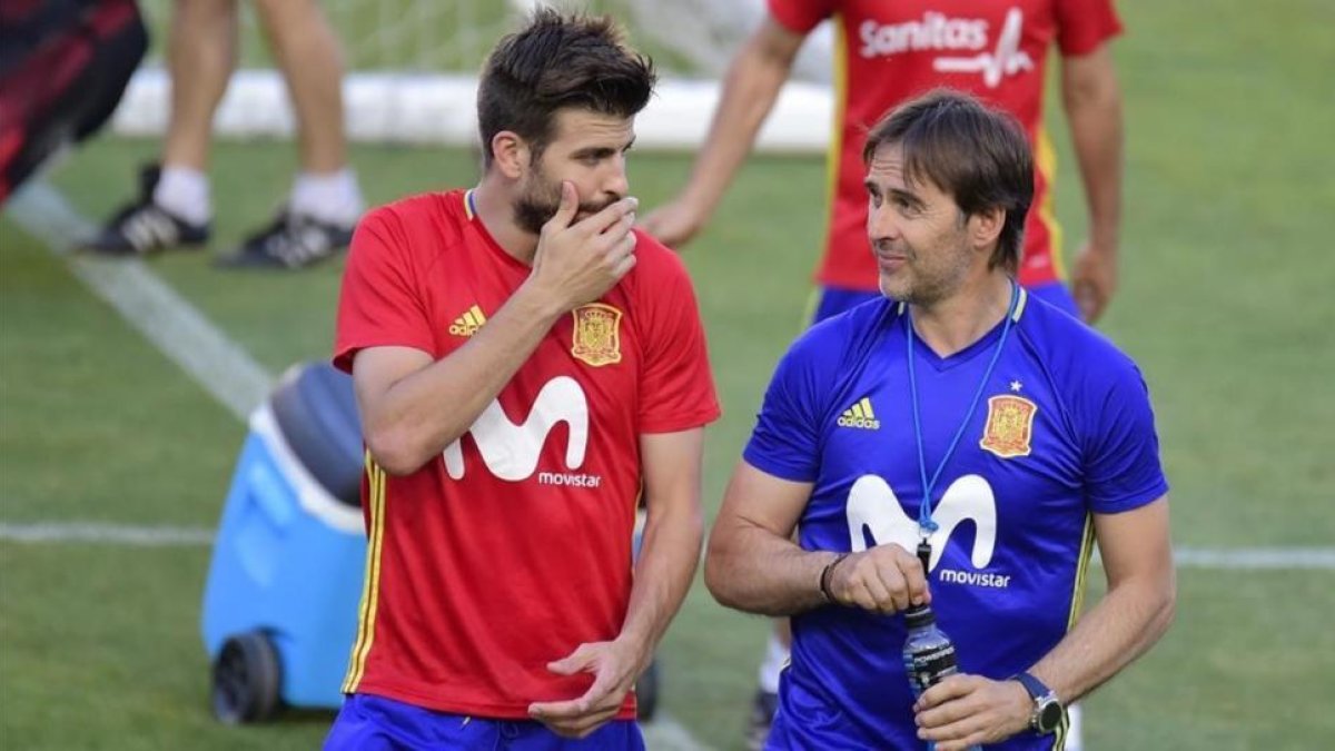 Piqué y Lopetegui charlan en el entrenamiento de la seleccón española en Murcia.-AFP