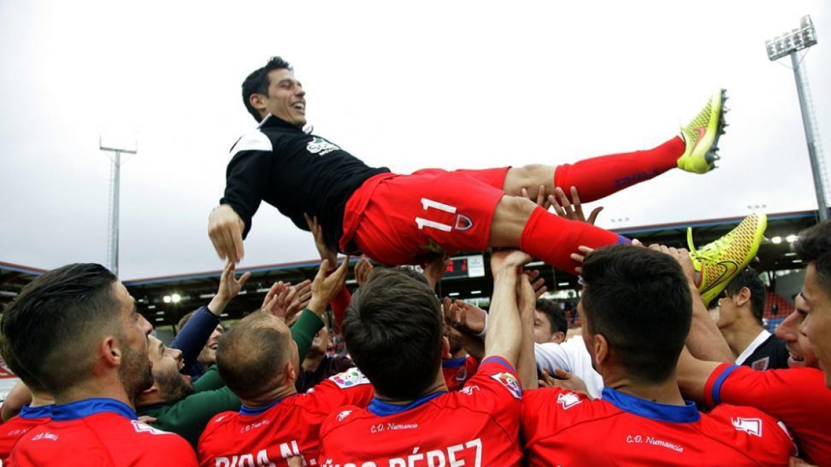 Los jugadores rojillos mantearon a Del Pino a la finalización del partido.-Diego Mayor