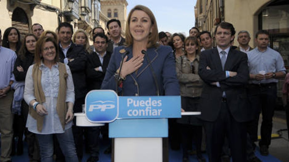 María Dolores de Cospedal flanqueada por María del Mar Angulo y Alfonso Fernández Mañueco en el acto de la plaza del Rosel. / ÚRSULA SIERRA-