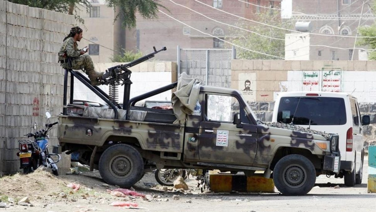 Un milicino huti en un punto de vigilancia en Saná, la capital del Yemen.-EFE / YAHYA ARHAB
