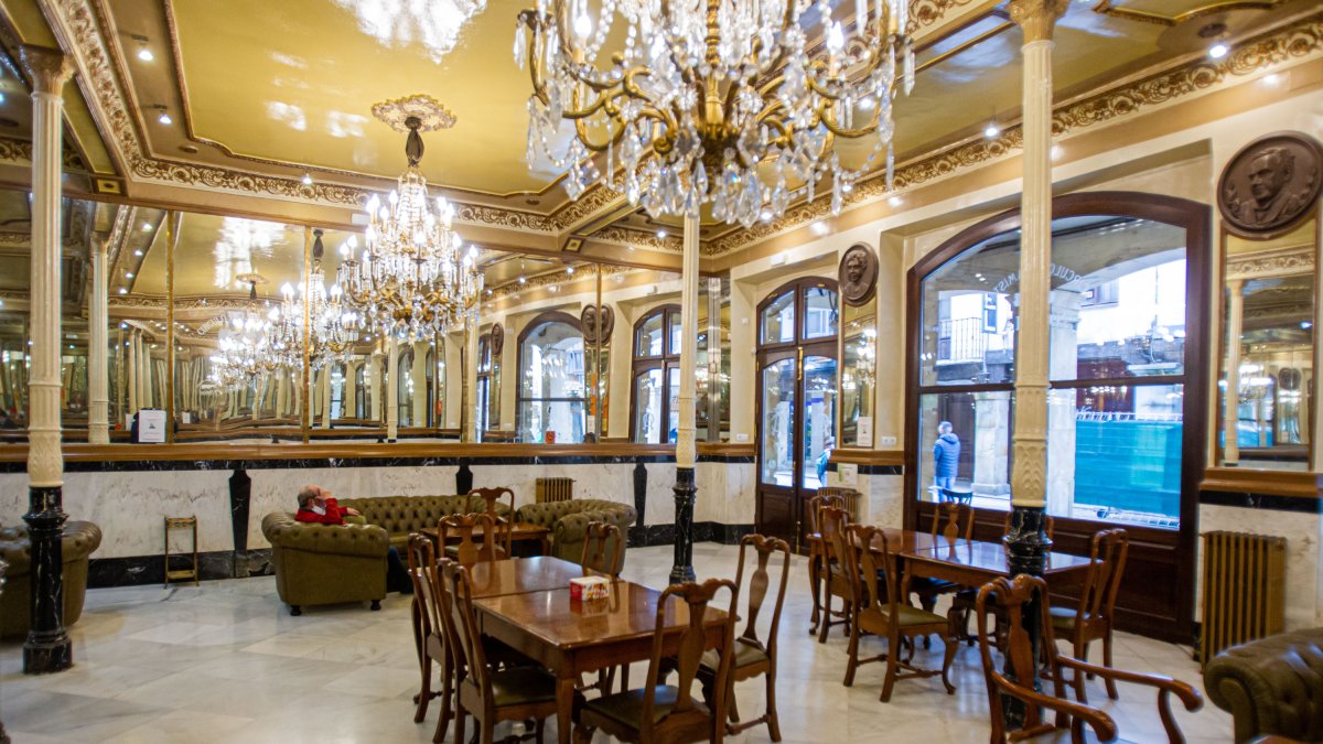 Uno de los históricos salones del Casino. MARIO TEJEDOR