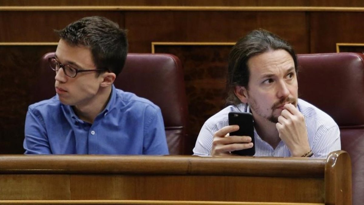 Pablo Iglesias e Íñigo Errejón, en el hemiciclo.-J. M. PRATS