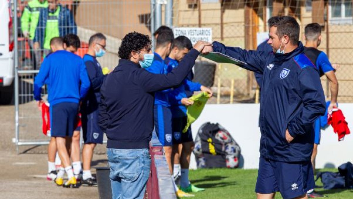 Rubén Andrés y Diego Martínez se saludan a la finalización de un entrenamiento. MARIO TEJEDOR