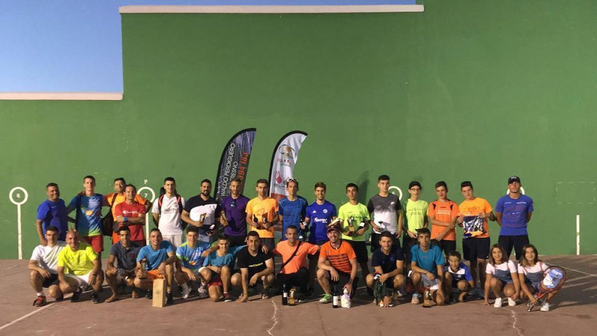 Distintos momentos del III Open de Frontenis de bola lenta disputado el sábado en San Esteban.-Cedidas