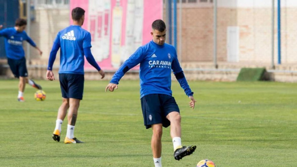 Alain Oyarzun, durante un entrenamiento del Real Zaragoza en la recién finalizada temporada.-RAQUEL LABODÍA
