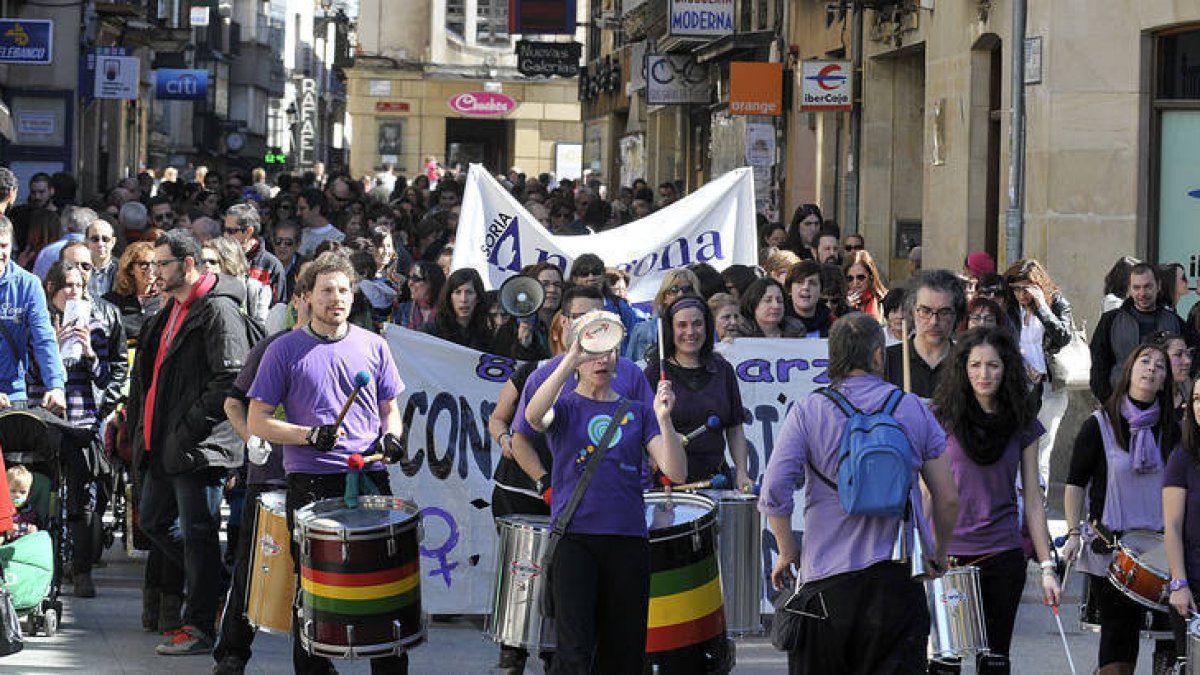 La manifestación reivindicativa del Día Internacional de la Mujer recorrió el centro de la ciudad y terminó frente a las puertas de la Subdelegación. / REPORTAJE GRÁFICO DE DIEGO MAYOR-
