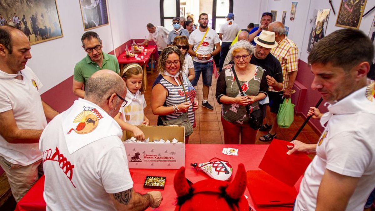 Reparto de la tajada en crudo esta mañana.-MARIO TEJEDOR