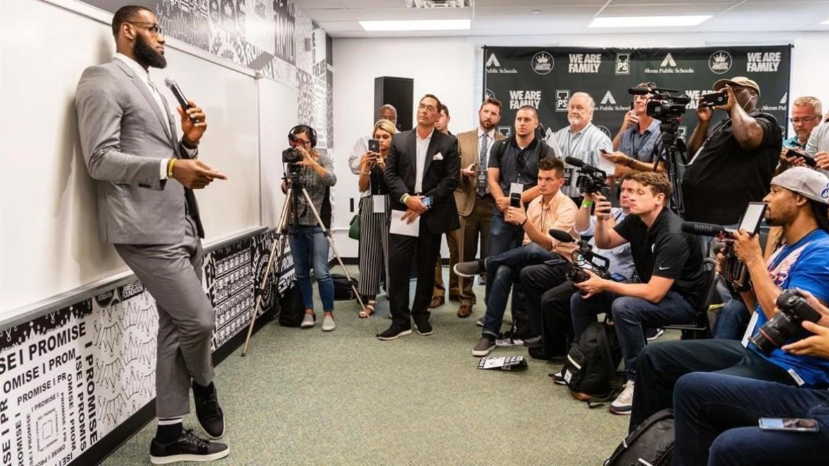 LeBron James atiende a la prensa en una de las aulas de la escuela que inauguró, el pasado lunes, en Akron, su pueblo natal-AFP/ JASON MILLER