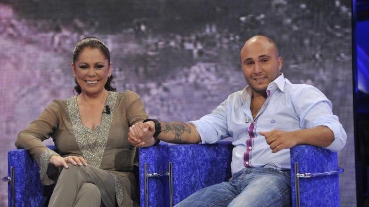 Isabel Pantoja y su hijo Kiko Rivera, en la gala de Supervivientes, en junio del 2011.-CARLOS SERRANO