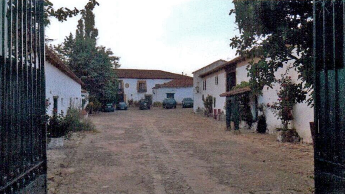 Patio de acceso principal a la finca. HDS