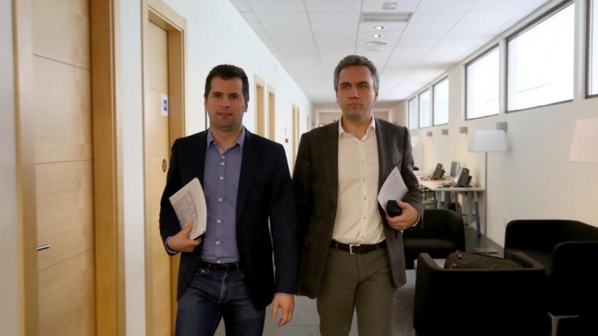 El portavoz del Grupo Parlamentario Socialista, Luis Tudanca, y el procurador Javier Izquierdo presentan las propuestas al Plan Director de Promoción Industrial.-ICAL