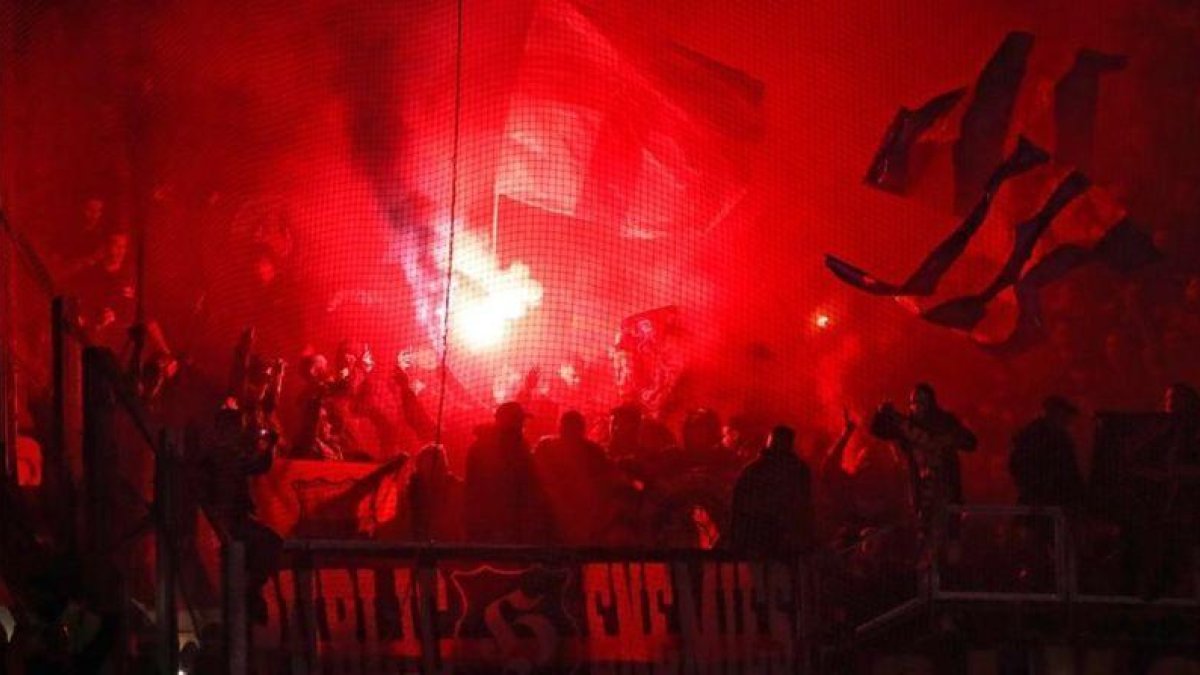 Bengalas en la zona donde se ubicaban los Boixos Nois en el estadio del Olympique de Lyon.-EFE / GUILLAUME HORCAJUELO