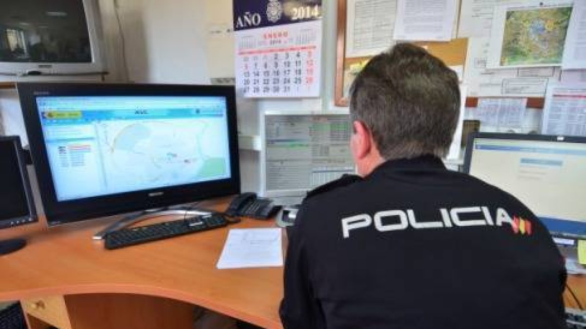 Un agente de la Policía Nacional, en una imagen de archivo. / ÁLVARO MARTÍNEZ-