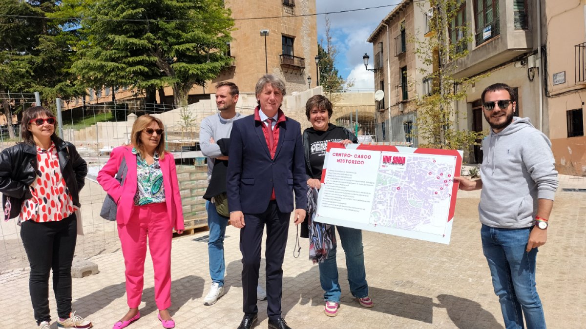 Carlos Martínez y parte de su equipo, en la plaza del Carmen con el panel de las inversiones efectuadas en el casco viejo. J.A.C.