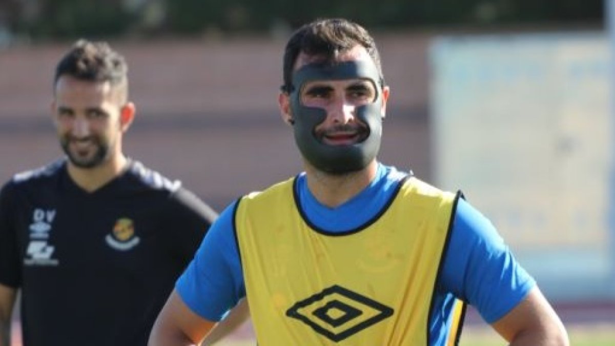 Lupu en un entrenamiento con el Nástic en el que no falta la máscara para proteger su mandíbula. Nástic