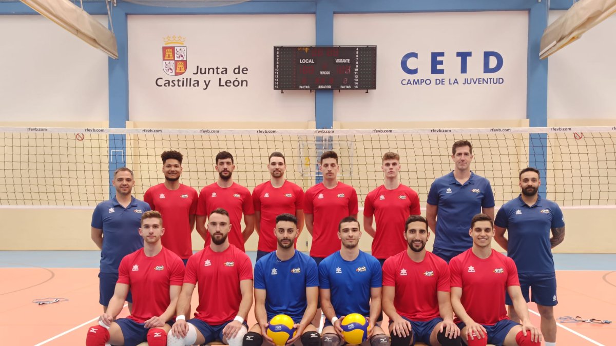 La selección española con Villalba, Olalla y Moltó. RFEVB