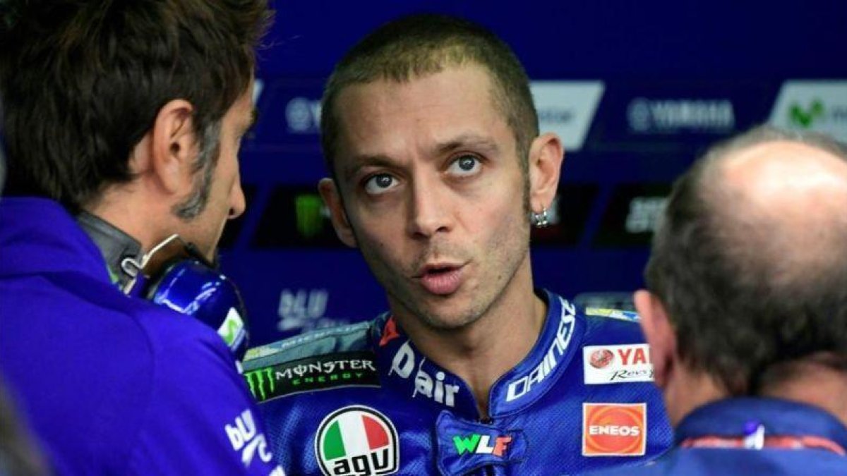 Valentino Rossi conversa con su telemétrico en Motorland (Aragón).-AFP / JAVIER SORIANO
