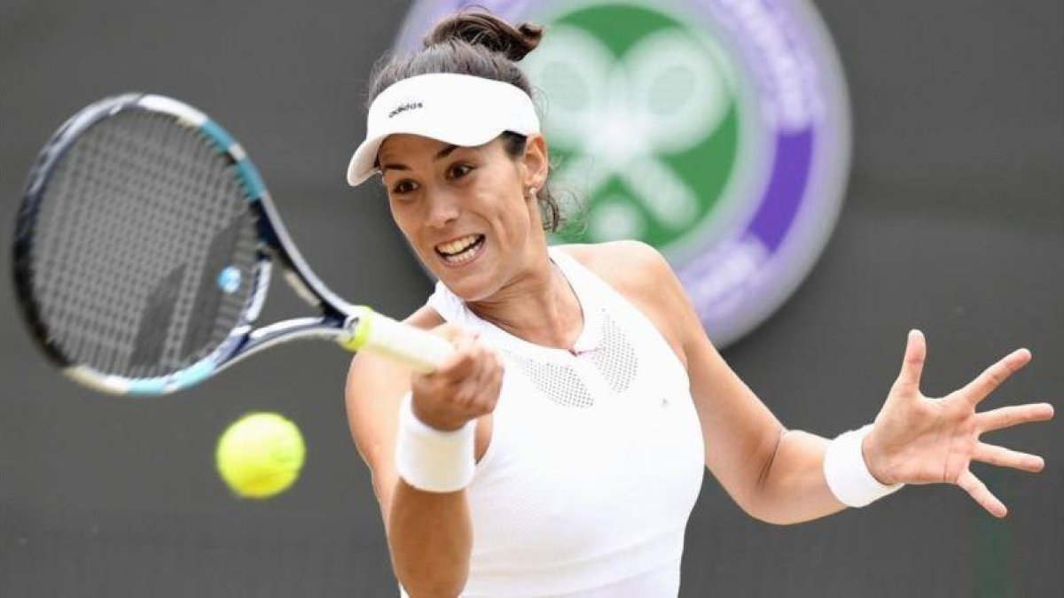 Muguruza golpea una derecha, durante su partido ante Kuznetsova.-EFE / WILL OLIVER