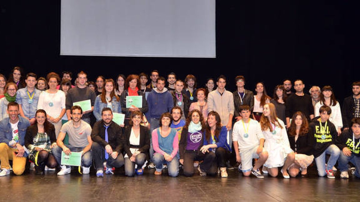 Premiados en el certamen de creación joven, ayer en la Audiencia. / ÁLVARO MARTÍNEZ-