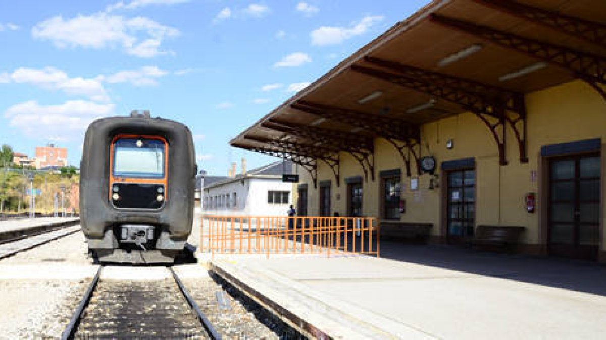 Tren que cubre la línea entre Soria y Madrid.-