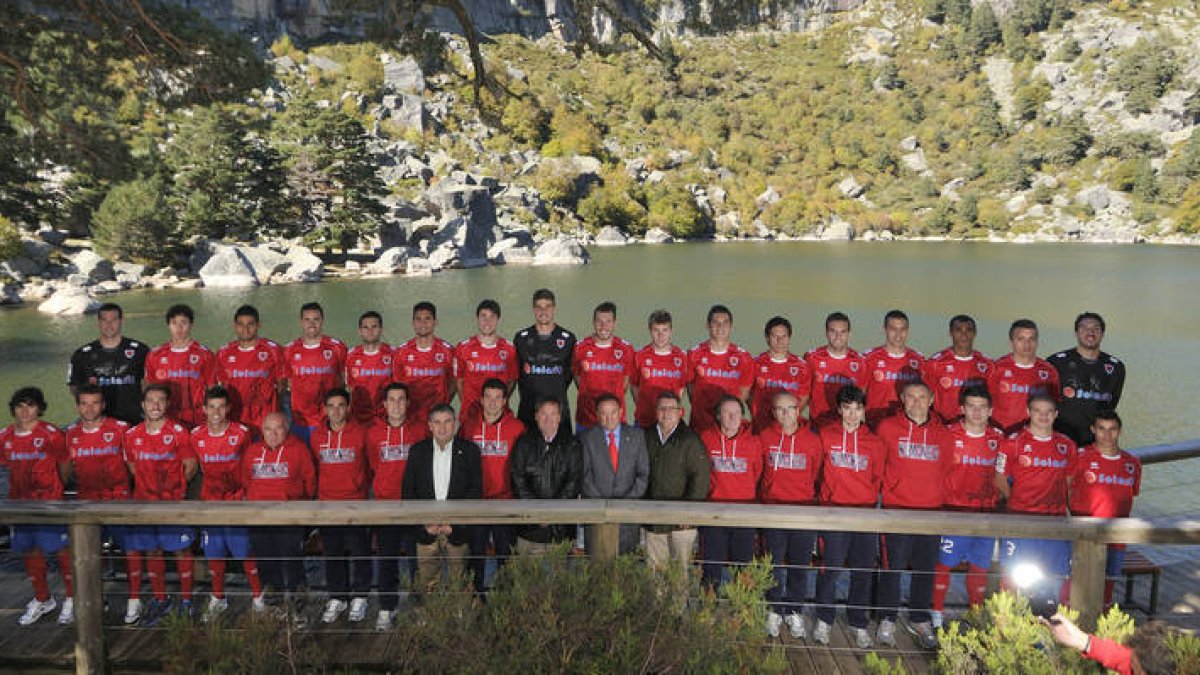 El Numancia se realizó la foto oficial en la Laguna Negra. / Valentín Guisande-