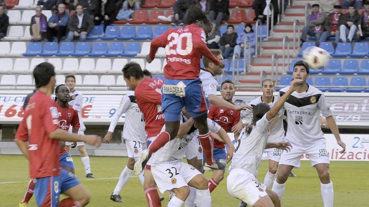 Ibrahima remata a puerta ante el Nástic, la jugada que le dio los tres puntos al equipo. / ÁLVARO MARTÍNEZ-