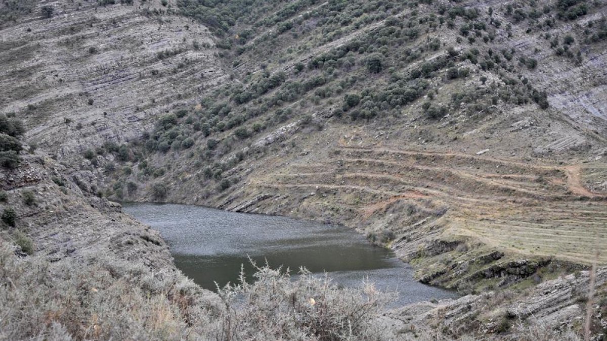 Agua del Cidacos embalsada a pocos kilómetros de la presa-V.G.