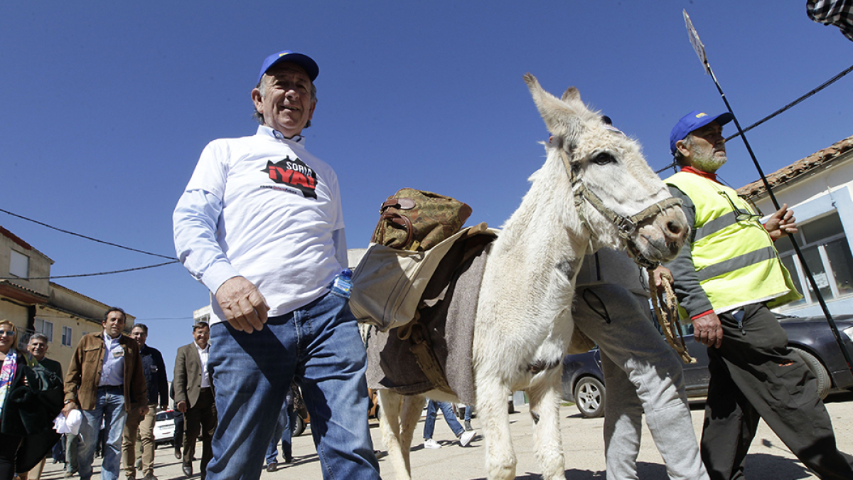 Raimundo Martínez saliendo de Torrubia con la burra Margarita hace dos años - LUIS ÁNGEL TEJEDOR