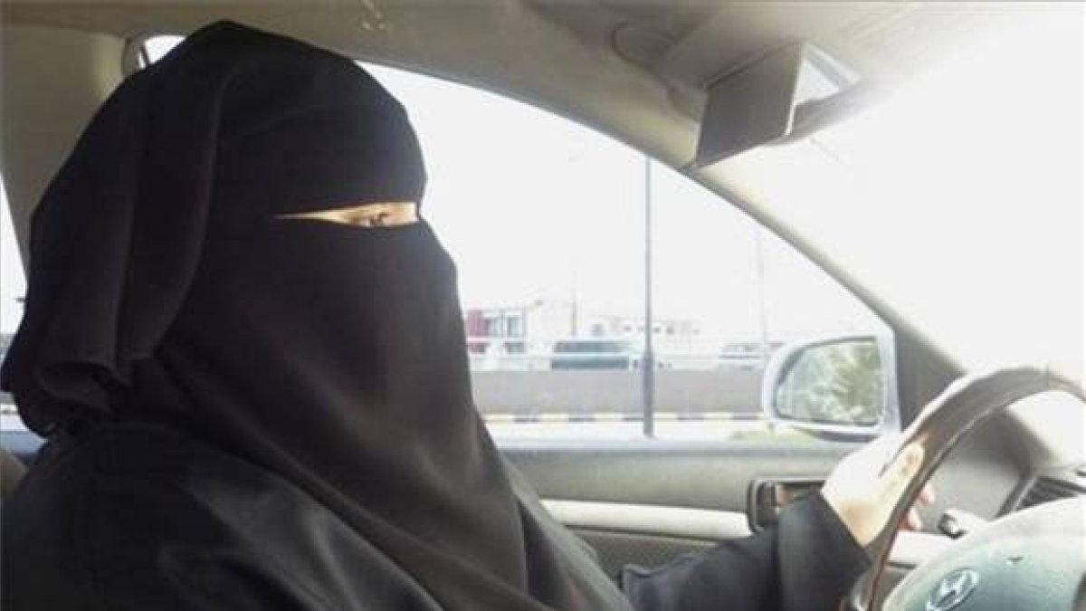 Una mujer saudí, conduciendo un coche en Riad durante el 2011, un acto prohibido.-Foto: REUTERS
