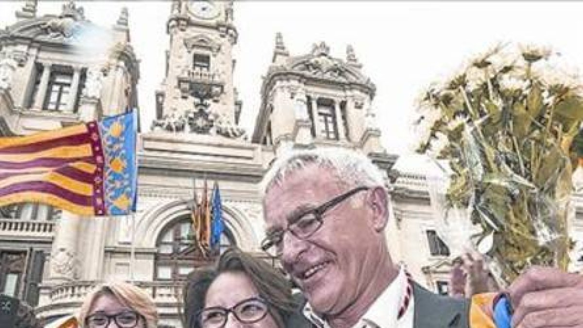 Mónica Oltra y Joan Ribó, frente al Ayuntamiento de Valencia.-Foto: MIGUEL LORENZO