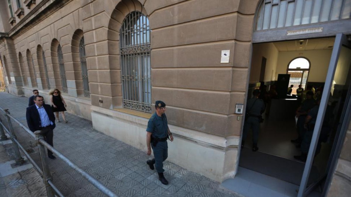 Registro de la Guardia Civil en la sede de Adif, en la Sagrera de Barcelona, este martes.-
