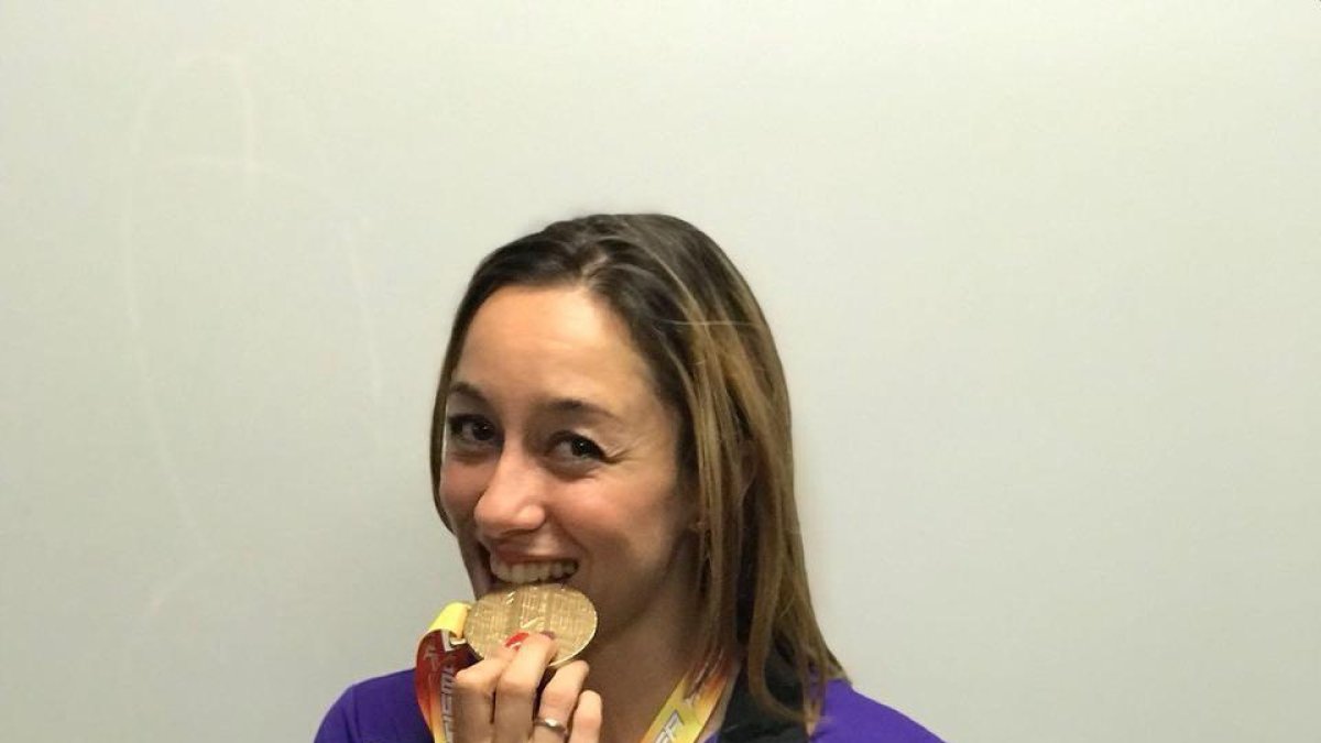Raquel Álvarez, con la medalla de oro que consiguió ayer.-HDS