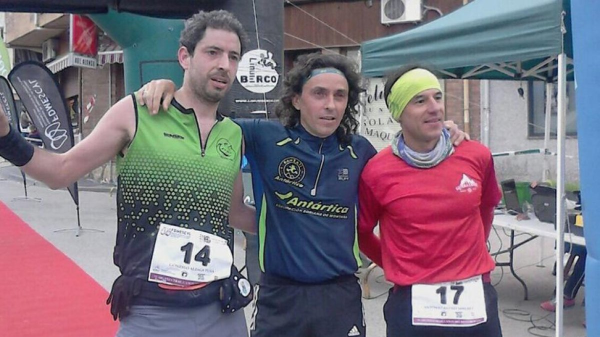 Luis Ángel Tejedor, en el centro de la imagen, se impuso en la prueba masculina.-CLUB DE MONTAÑA LOS PELENDONES