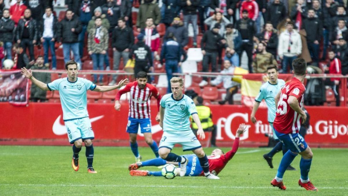 Dani Nieto sortea a un rival del Sporting durante el partido del pasado sábado en El Molinón.-AREA 11