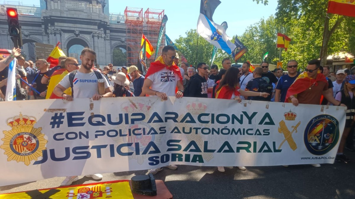 Manifestantes de Soria junto a la Puerta de Alcalá, aún en obras. @Jupol_Soria