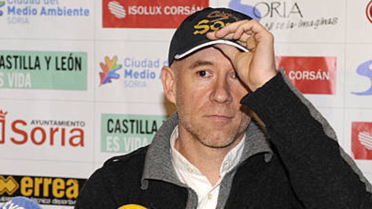 Fernando Muñoz en su despedida de la afición del CMA. / V. Guisande-