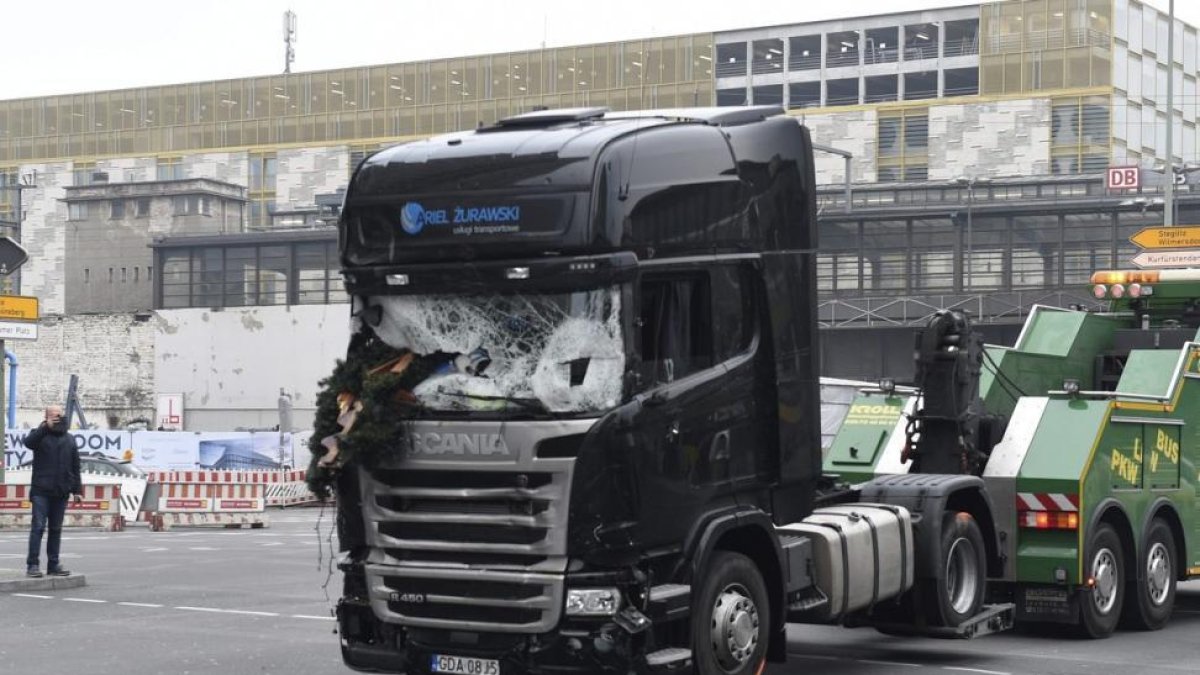 Imagen del camión que arrolló ayer a los visitantes de un mercadillo navideño en el centro de Berlín.-RAINER JENSEN / EFE