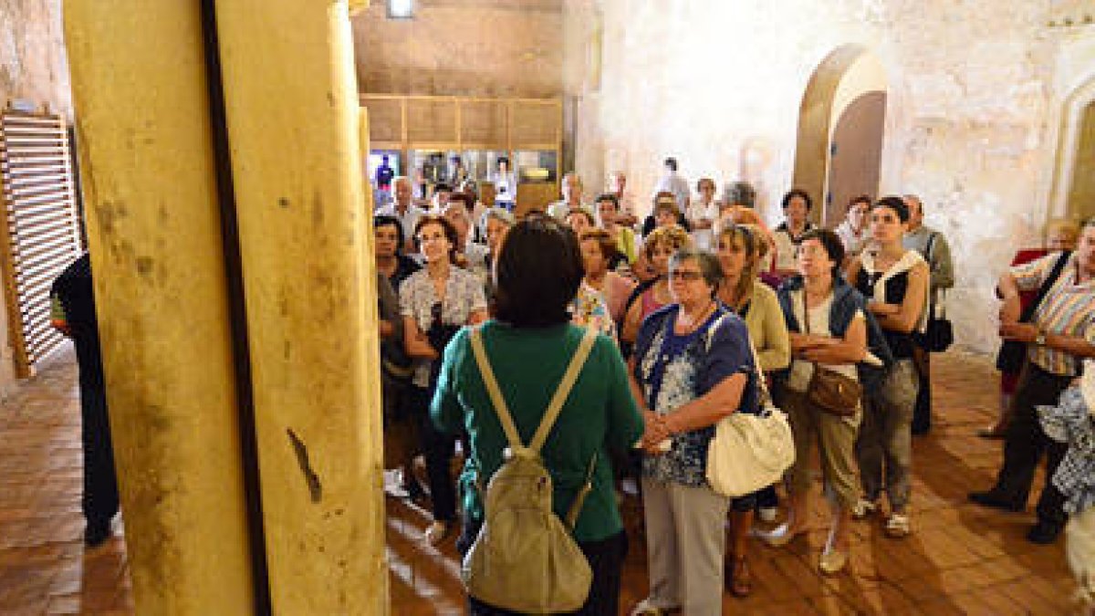 Turistas de visita en los Arcos de San Juan. / VALENTÍN GUISANDE-